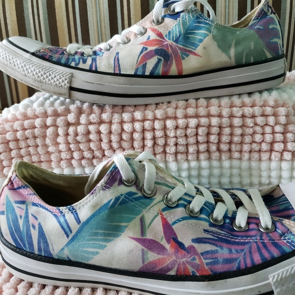 EUC CTAS Fresh Cyan/Magenta Glow/White low top kicks (10M; 12W) - Picture 7 of 8